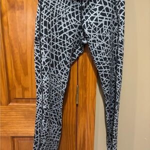 Women’s Under Armour Black and Gray Patterned Leggings